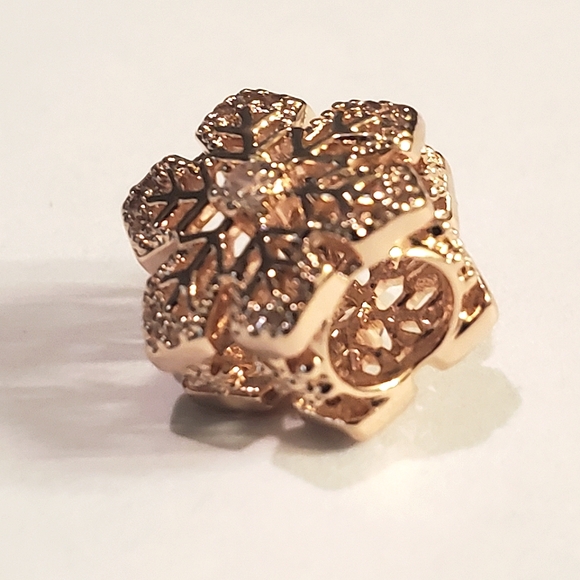 Authentic NEW Pandora 14K Pltd Festive Snowflake Charm CZ - Picture 2 of 6